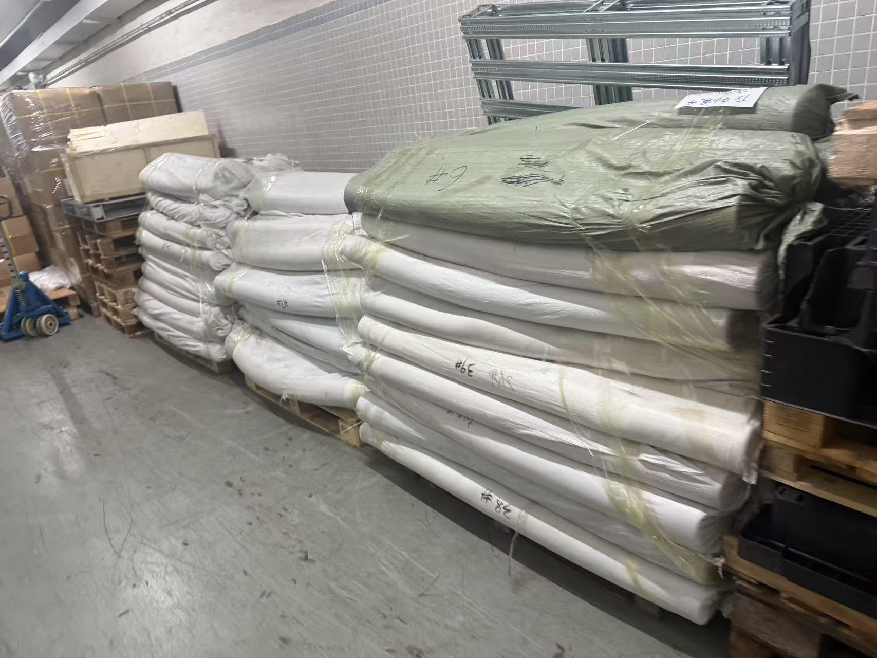 倉庫內堆放的布料卷